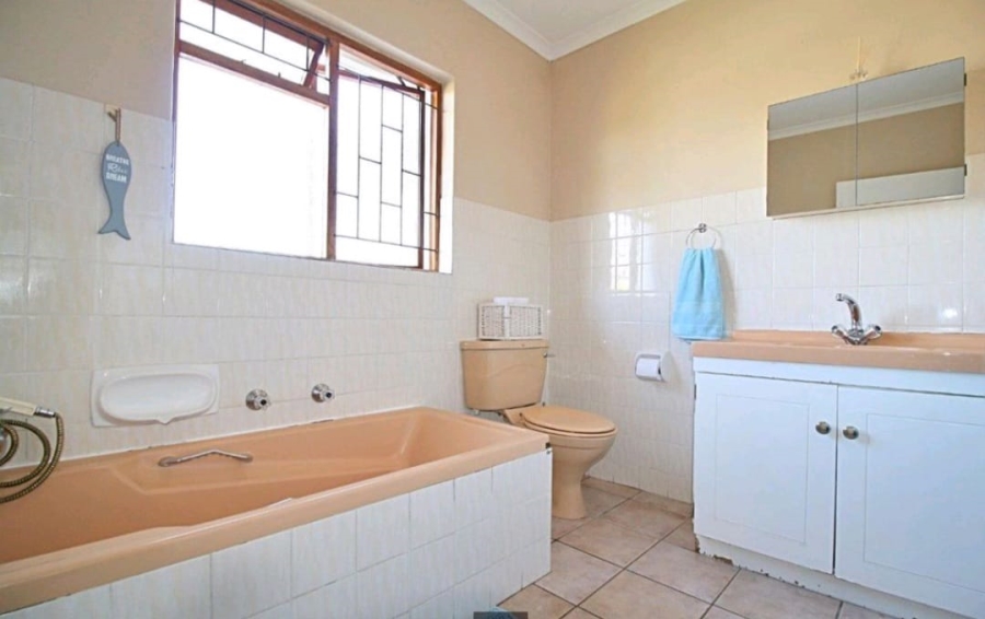 To Let 3 Bedroom Property for Rent in Heldervue Western Cape